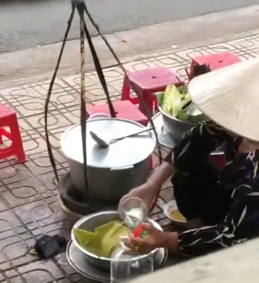 Vụ người bán bún đổ thức ăn thừa vào nồi: Mua đòn gánh mới để hành nghề, cơ quan chức năng lên tiếng - Hình 2