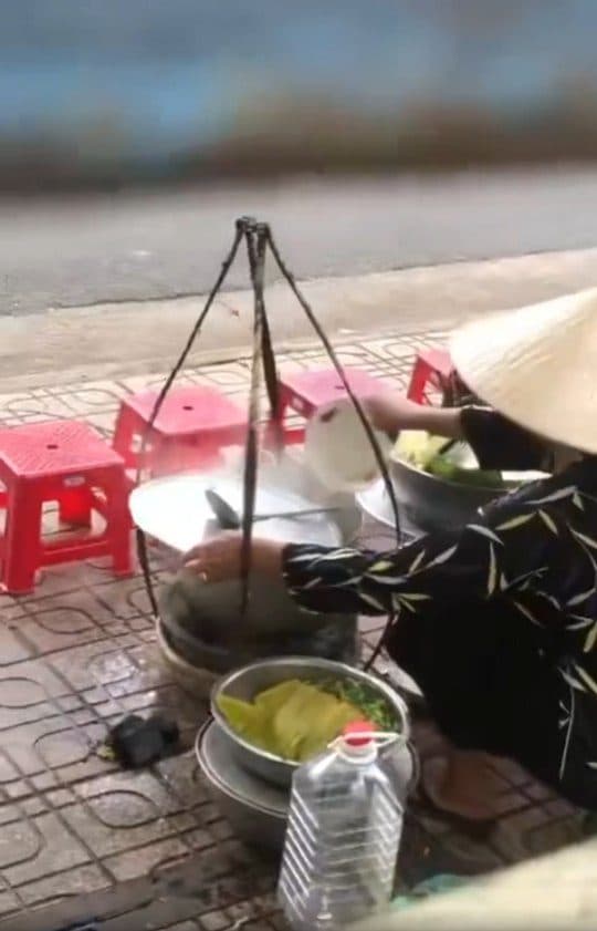 Vụ người bán bún đổ thức ăn thừa vào nồi: Mua đòn gánh mới để hành nghề, cơ quan chức năng lên tiếng - Hình 4