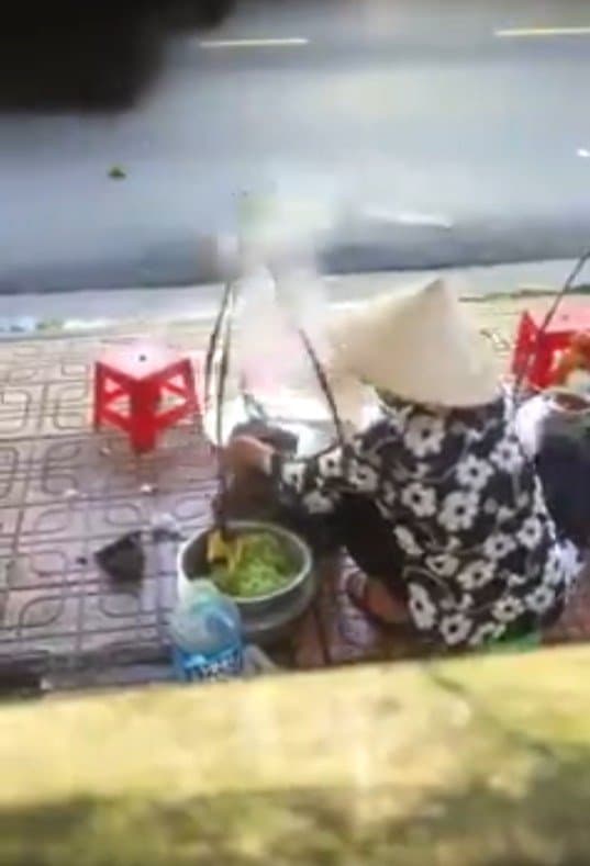 Vụ người bán bún đổ thức ăn thừa vào nồi: Mua đòn gánh mới để hành nghề, cơ quan chức năng lên tiếng - Hình 5