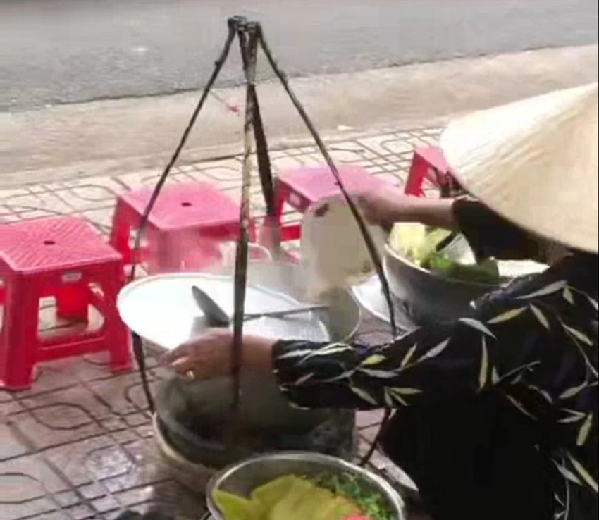 Vụ người bán bún đổ thức ăn thừa vào nồi: Mua đòn gánh mới để hành nghề, cơ quan chức năng lên tiếng - Hình 1