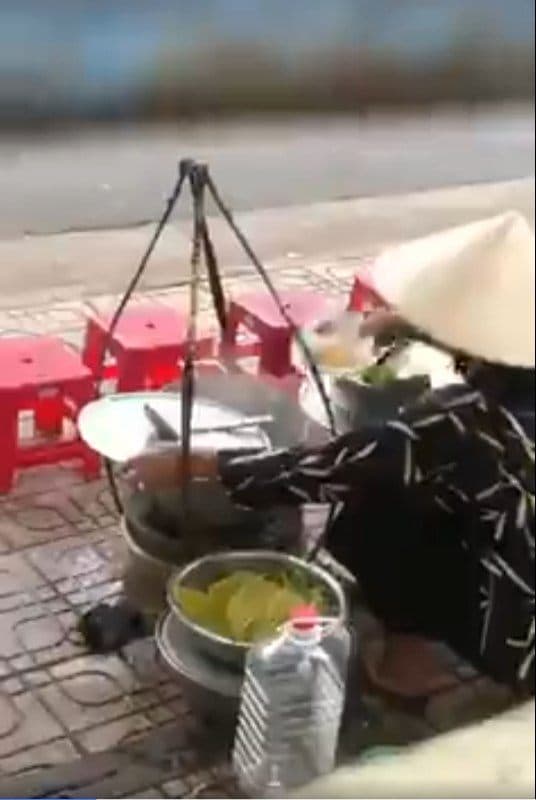 Vụ người bán bún đổ thức ăn thừa vào nồi: Mua đòn gánh mới để hành nghề, cơ quan chức năng lên tiếng - Hình 3