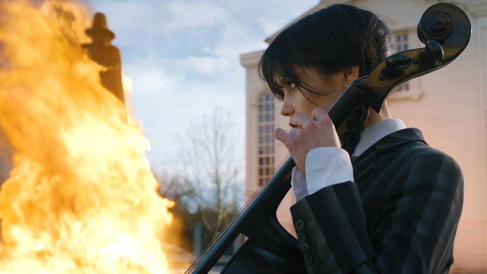 'Bé Tư' Jenna Ortega (Wednesday) và chuyện ít ai biết: Chật vật vì đàn cello, làm hồi sinh Lady Gaga - Hình 4