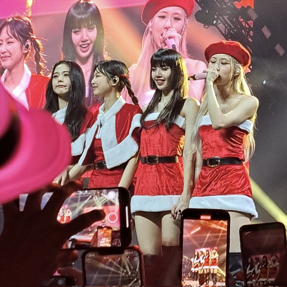 BLACKPINK hóa 'bà già Noel' quyến rũ suýt 'lộ', fan BTS 'nở mặt' vì V làm 1 việc chấn động KPOP - Hình 7