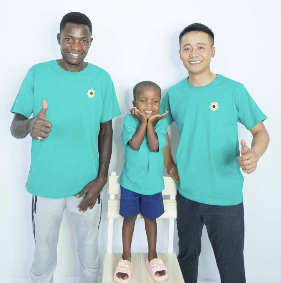Quang Linh Vlog rơi nước mắt báo tin tại VN, Thùy Tiên gửi lời nhắn hồi đáp đàng trai? - Hình 4
