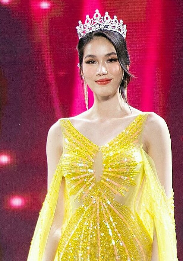 Á hậu Phương Anh cảm thấy xấu hổ vì chiếc đầm phản cảm đêm chung kết Hoa hậu Việt Nam - Hình 2