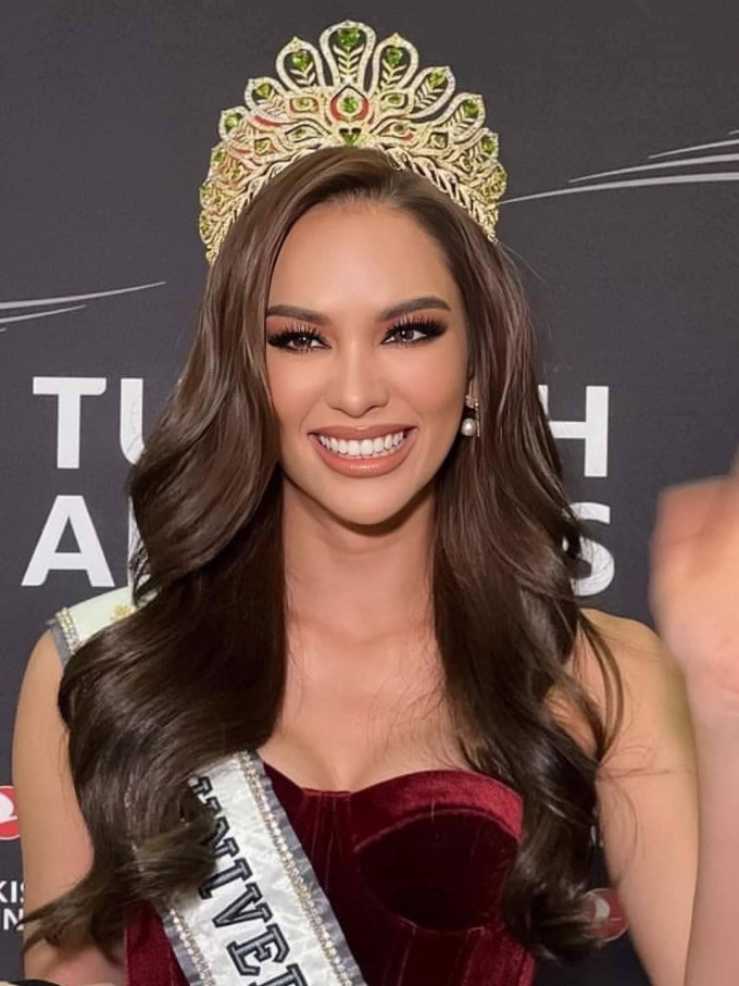 Miss Universe đại chiến sân bay: Ngọc Châu mang 6 vali, Miss Thái Lan chơi lớn quyết 'ẵm crown' - Hình 9