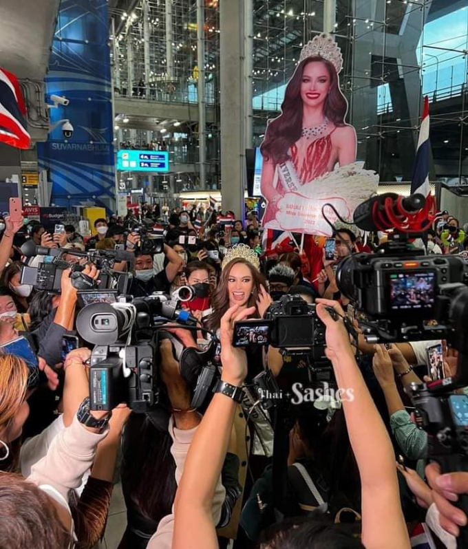 Miss Universe đại chiến sân bay: Ngọc Châu mang 6 vali, Miss Thái Lan chơi lớn quyết 'ẵm crown' - Hình 6