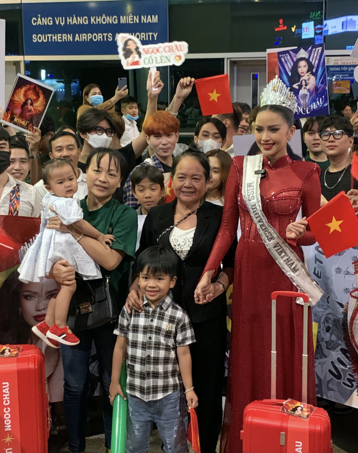 Miss Universe đại chiến sân bay: Ngọc Châu mang 6 vali, Miss Thái Lan chơi lớn quyết 'ẵm crown' - Hình 1