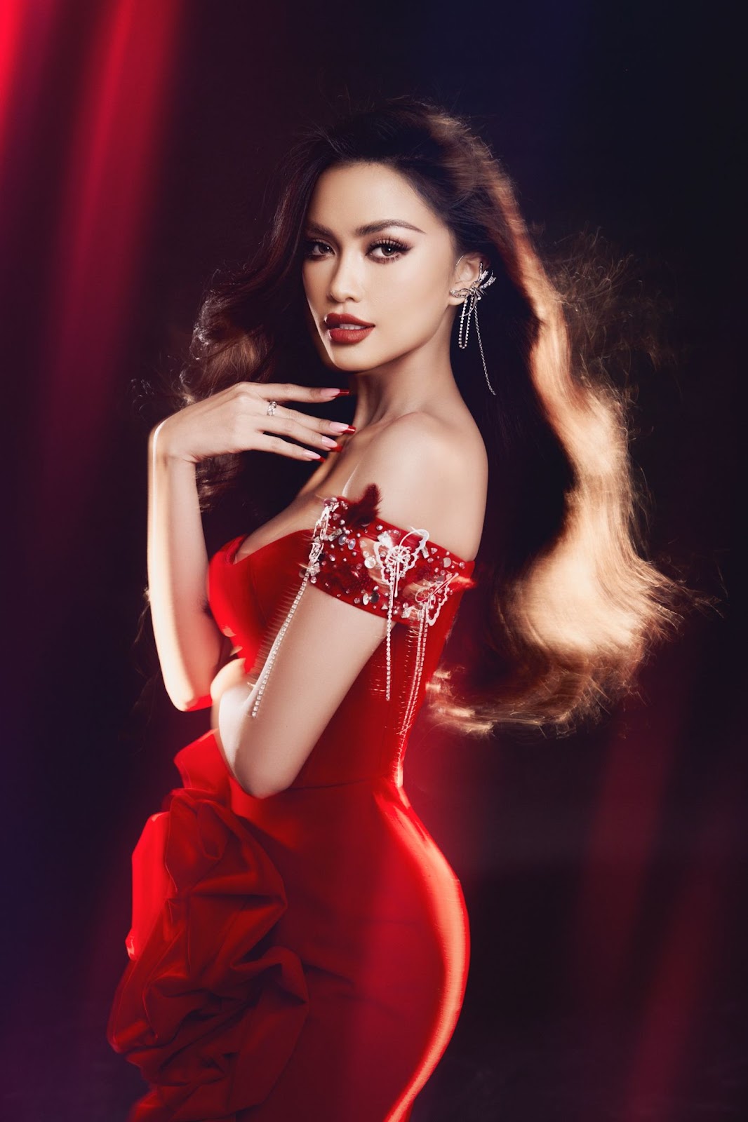 Ngọc Châu quyến rũ trong màu son đỏ, fans khuyên nên đem tới Miss Universe - Hình 4