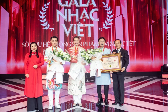 Hari Won tỏ rõ thái độ khi bị 1 tiktoker chen lấn trên thảm đỏ, người trong cuộc lên tiếng? - Hình 7