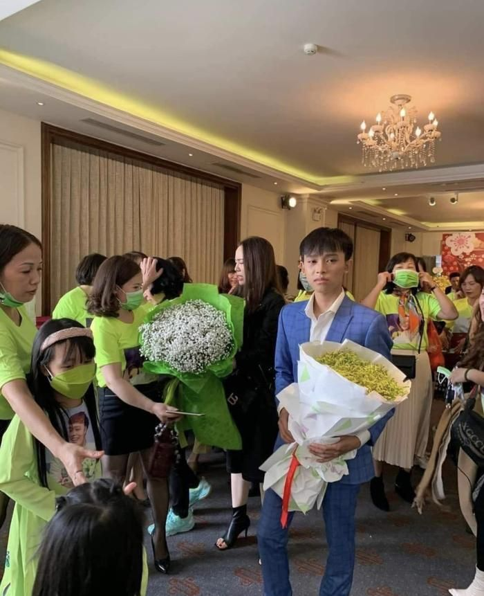 Hồ Văn Cường mếu máo như muốn khóc giữa vòng vây fan sau sự cố nhà mới bị sập? - Hình 2