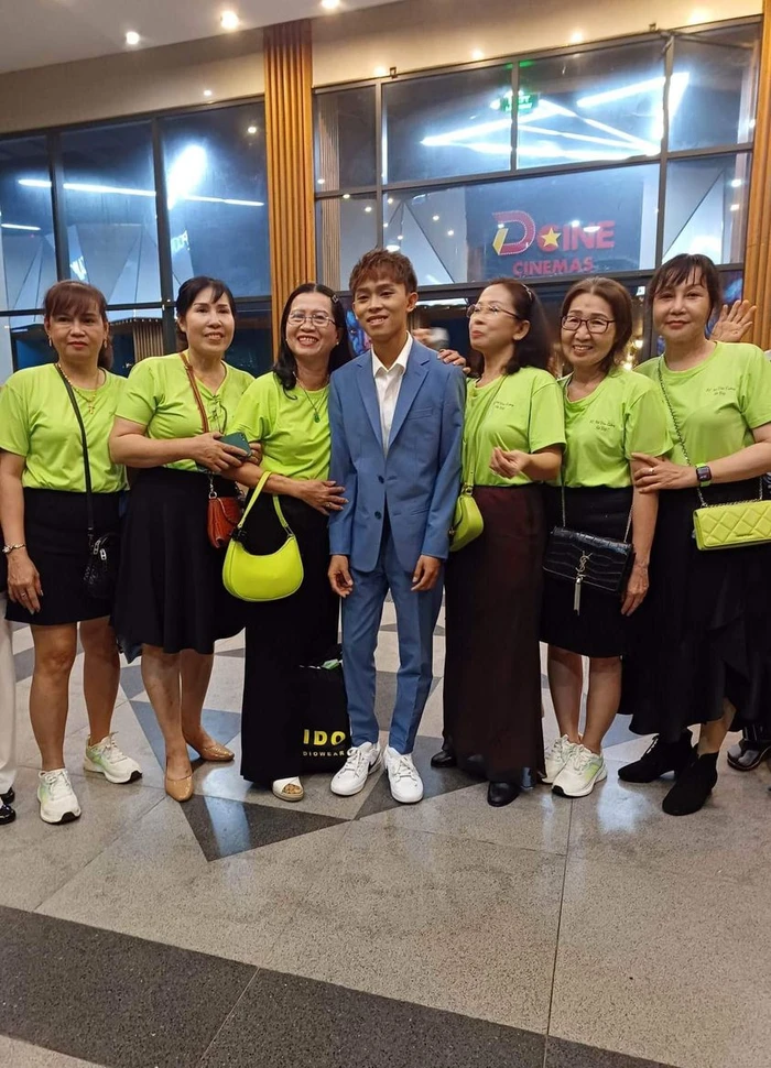 Hồ Văn Cường mếu máo như muốn khóc giữa vòng vây fan sau sự cố nhà mới bị sập? - Hình 3