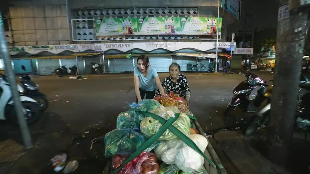 Quang Linh Vlog được Thùy Tiên rủ về VN đi đu đêm, công bố dự án khủng gây bão MXH? - Hình 5