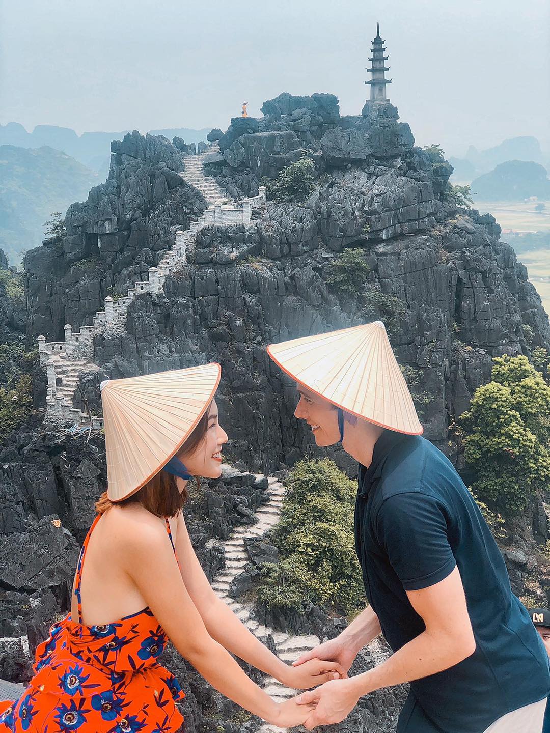 MC Hoàng Oanh: Đa tài, siêng năng nhưng đường tình gây tốn giấy mực với Huỳnh Anh và chồng Tây - Hình 7