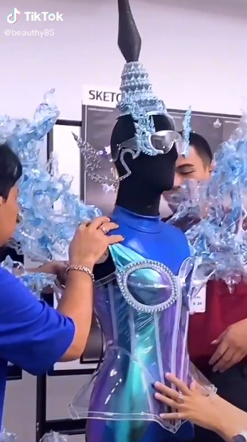 Miss Universe Thái Lan để lộ trang phục dân tộc, fan liền tố đạo nhái váy nước của Thanh Hằng - Hình 2