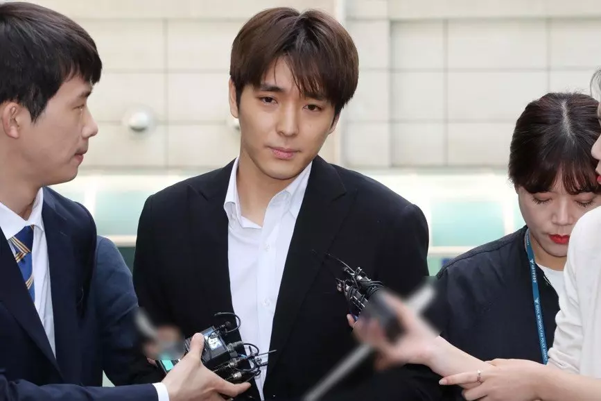 Choi Jong Hoon: Sụp đổ vì bê bối nhóm chat, sống chật vật, khổ sở sau khi mãn hạn tù - Hình 2