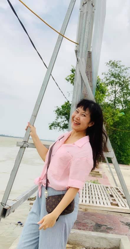 DV Hương Tươi: Nổi danh với 'Gặp nhau cuối tuần', lấy chồng kém tuổi, thà bỏ nghề chứ không bỏ con - Hình 8