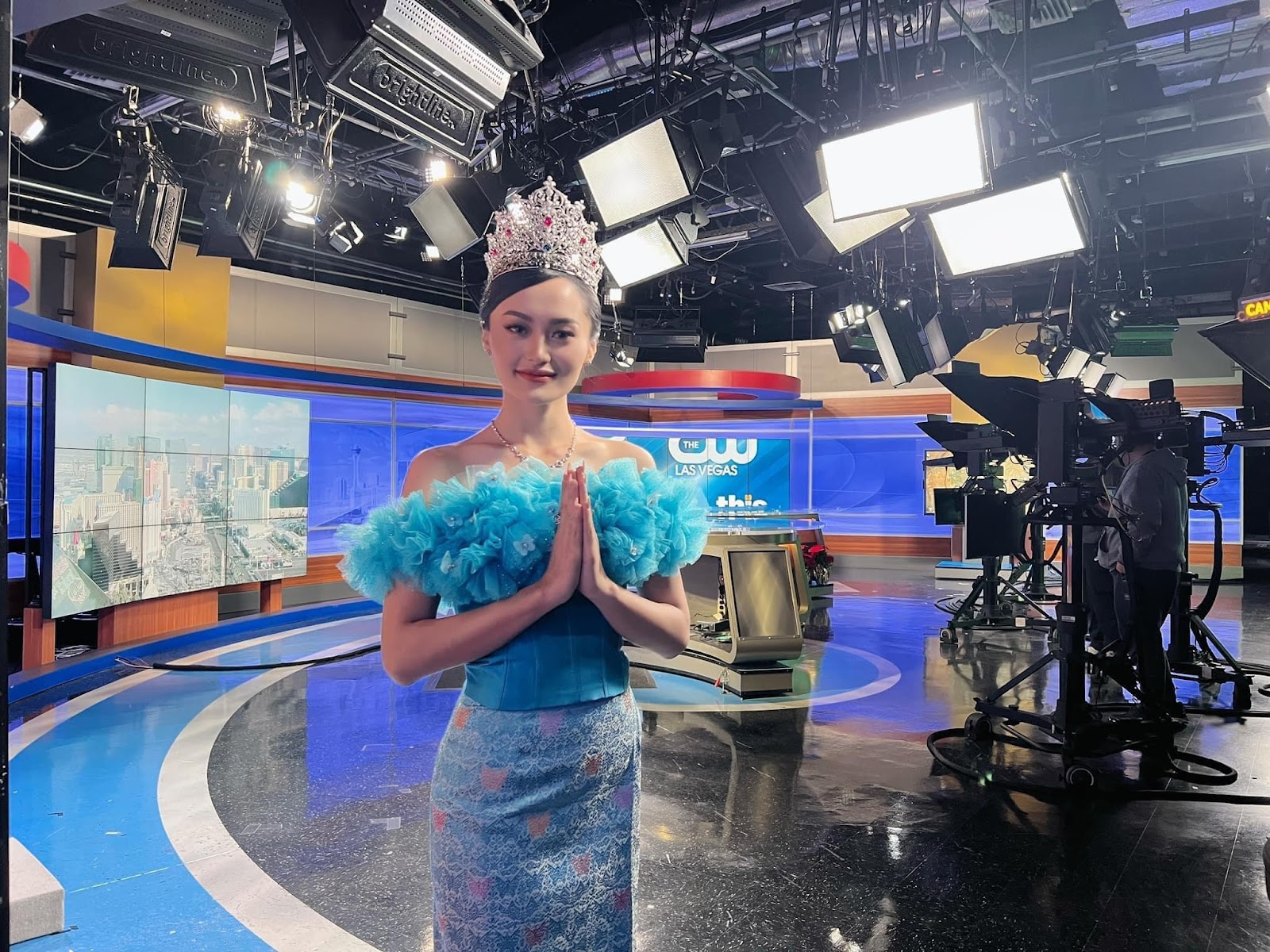 Miss Universe Lào được ưu ái đóng quảng cáo và lên truyền hình Mỹ, Cambodia training ở 3 nước - Hình 2