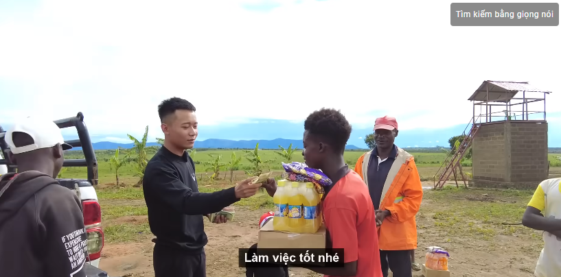 Quang Linh Vlog dành phần quà đặc biệt cho người quan trọng, Thùy Tiên liền tuyên bố chịu thua - Hình 2