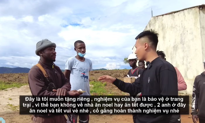 Quang Linh Vlog dành phần quà đặc biệt cho người quan trọng, Thùy Tiên liền tuyên bố chịu thua - Hình 4