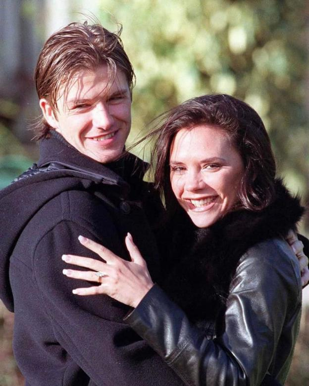 David Beckham cùng bà xã diện đồ tông xuyệt tông, tình tứ nắm tay nhau khi dạo phố - Hình 1