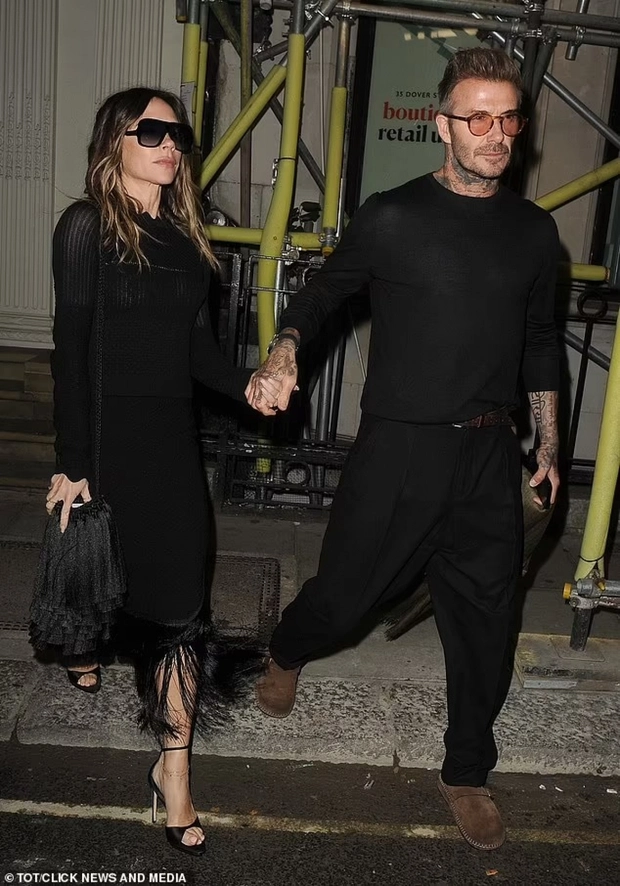 David Beckham cùng bà xã diện đồ tông xuyệt tông, tình tứ nắm tay nhau khi dạo phố - Hình 7