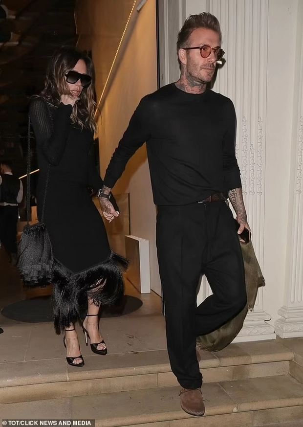 David Beckham cùng bà xã diện đồ tông xuyệt tông, tình tứ nắm tay nhau khi dạo phố - Hình 5