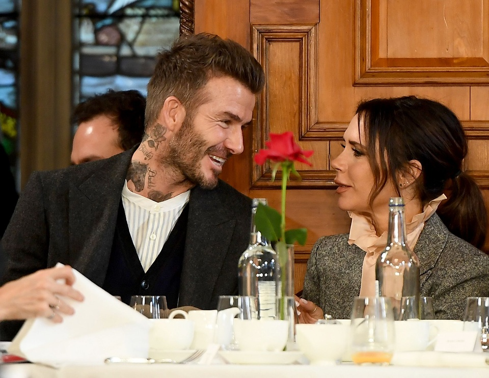 David Beckham cùng bà xã diện đồ tông xuyệt tông, tình tứ nắm tay nhau khi dạo phố - Hình 9