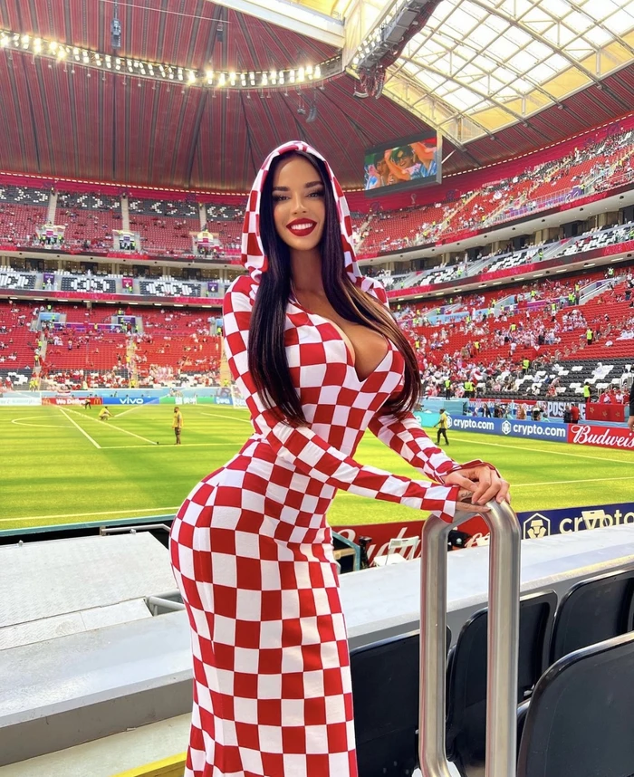 Hot girl Croatia gây nóng mắt, càng bị chê thì càng mặc thiếu vải ở World Cup 2022 - Hình 1