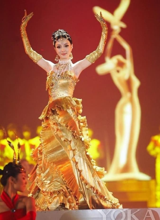 Lý Tiểu Lộ - Sự nghiệp sớm nở tối tàn, bị tẩy chay vì scandal ngoại tình, phản bội Giả Nãi Lượng - Hình 9