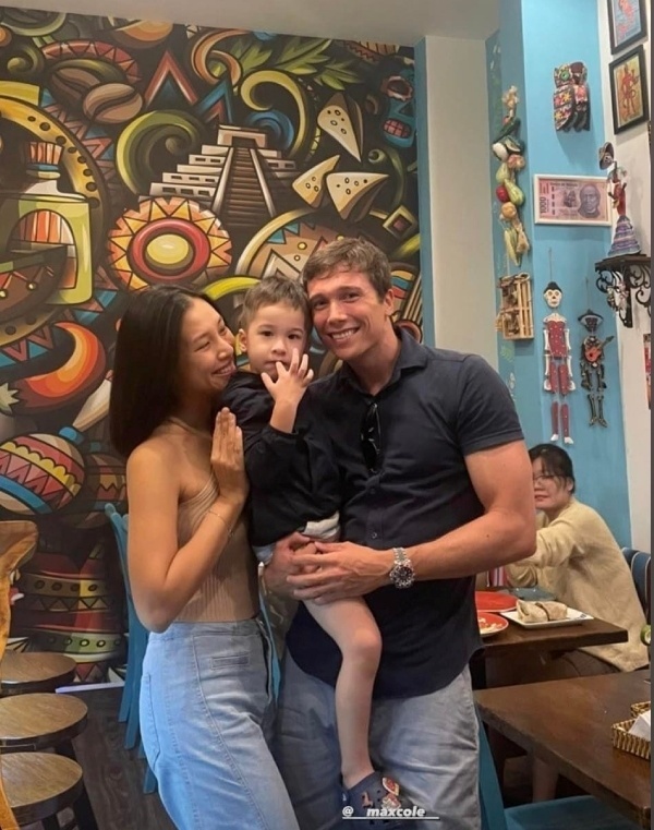 Hoàng Oanh hội ngộ chồng cũ người Tây dịp năm mới, thái độ khiến fan nghĩ 'yêu lại từ đầu' - Hình 4