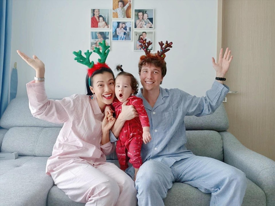 Hoàng Oanh hội ngộ chồng cũ người Tây dịp năm mới, thái độ khiến fan nghĩ 'yêu lại từ đầu' - Hình 14