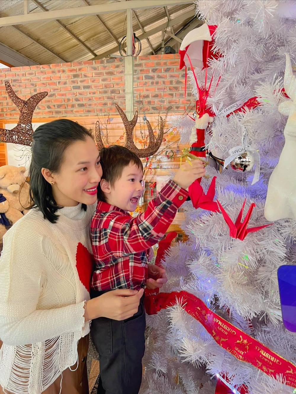 Hoàng Oanh hội ngộ chồng cũ người Tây dịp năm mới, thái độ khiến fan nghĩ 'yêu lại từ đầu' - Hình 6