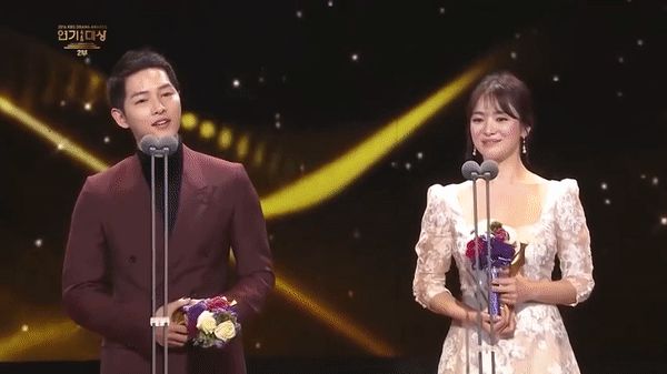 Phía sau hình tượng trai ngoan của Song Joong Ki: Dựa hơi cả vợ cũ tình mới, tung chiêu phản đòn và cà khịa Song Hye Kyo? - Hình 5