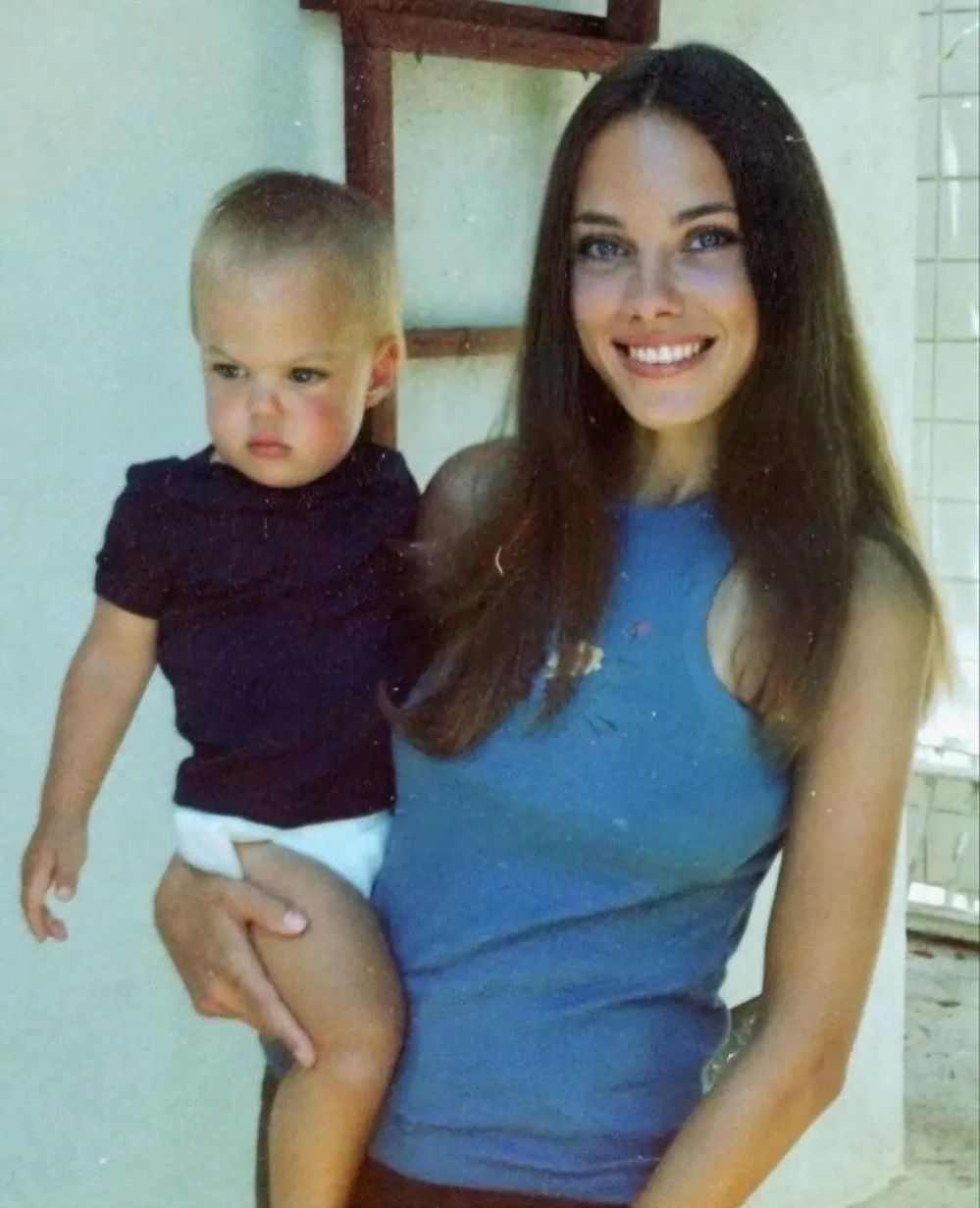 The treasured beauty of three generations of actress Angelina Jolie - Picture 9