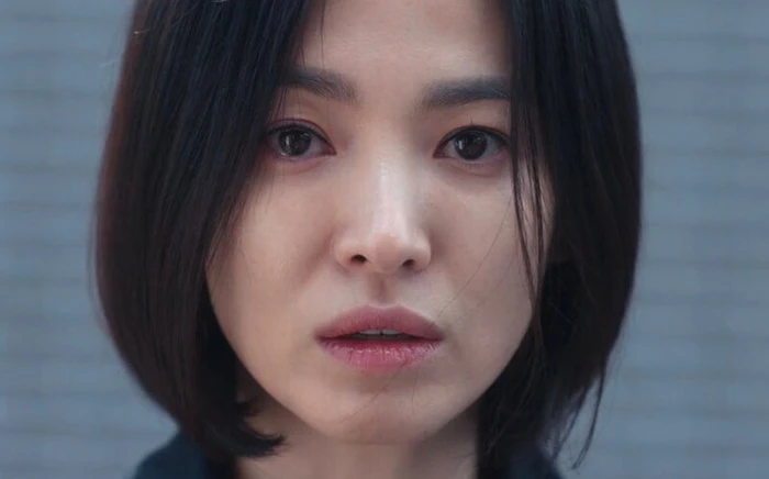Song Hye Kyo gây sốc vì tụt dốc thảm hại khi có tuổi, Song Joong Ki thân mật người phụ nữ đặc biệt - Hình 1