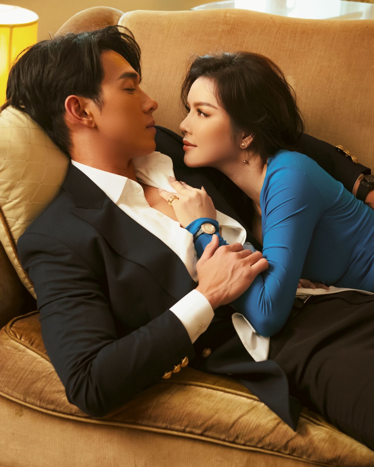 Lý Nhã Kỳ thả dáng gợi tình bên cạnh trai trẻ, chú ý đôi tay hư đặt ngay vòng 3 - Hình 6