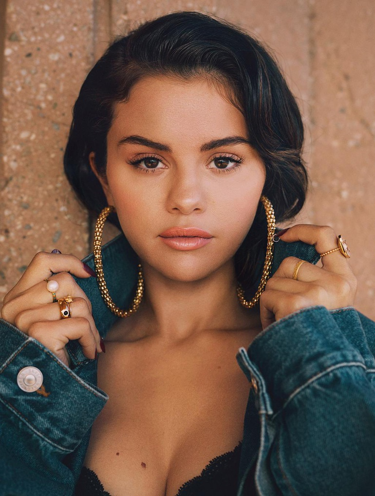 Selena Gomez tiết lộ đã phải vật lộn với áp lực ngoại hình từ năm 10 tuổi, phải trị liệu tâm lý - Hình 1