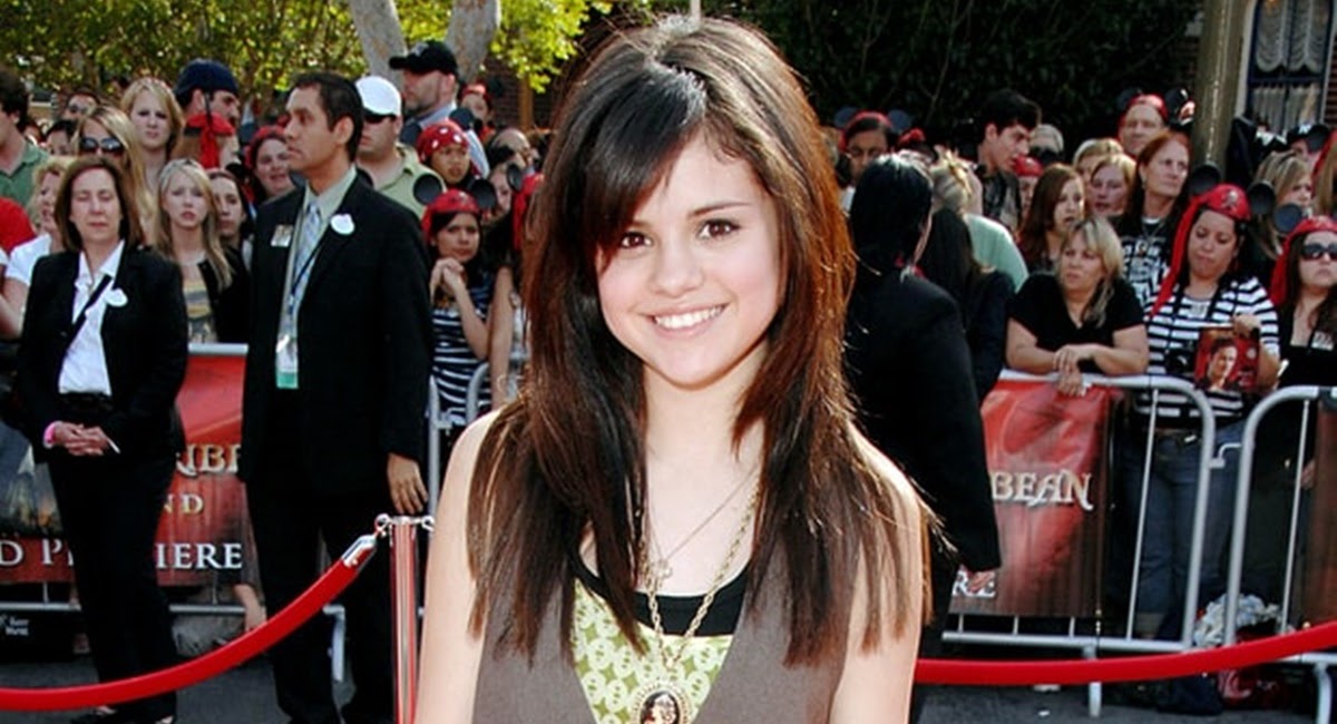 Selena Gomez tiết lộ đã phải vật lộn với áp lực ngoại hình từ năm 10 tuổi, phải trị liệu tâm lý - Hình 4