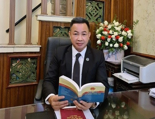 Diễn biến mới nhất vụ bé gái 8 tuổi bị dì ghẻ bạo hành: Linh hồn con sẽ được siêu thoát và đòi công lý, công bằng cho con - Hình 2