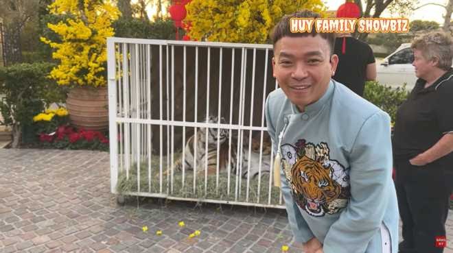 Bích Tuyền - Nữ ca sĩ Việt lấy chồng tỷ phú Ý, ở biệt phủ 1600 tỷ, còn nuôi cả hổ là ai? - Hình 3