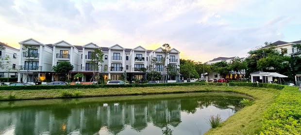 Sơn Tùng - Hải Tú bị tóm gọn sống chung, netizen choáng váng khi biết giá dinh thự của cặp đôi - Hình 3