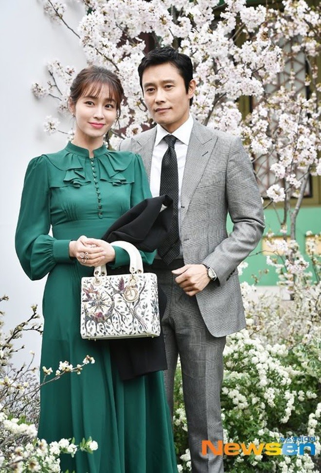 Lee Byung Hun dù cách ly vẫn chuẩn bị combo quà Valentine và sinh nhật cho bà xã Lee Min Jung - Hình 1
