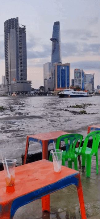 Đi ngắm hoàng hôn trên sông Sài Gòn đúng hôm trái gió trở trời và cái kết: Lẽ nào ngồi một lúc trôi luôn ra giữa sông không? - Hình 5