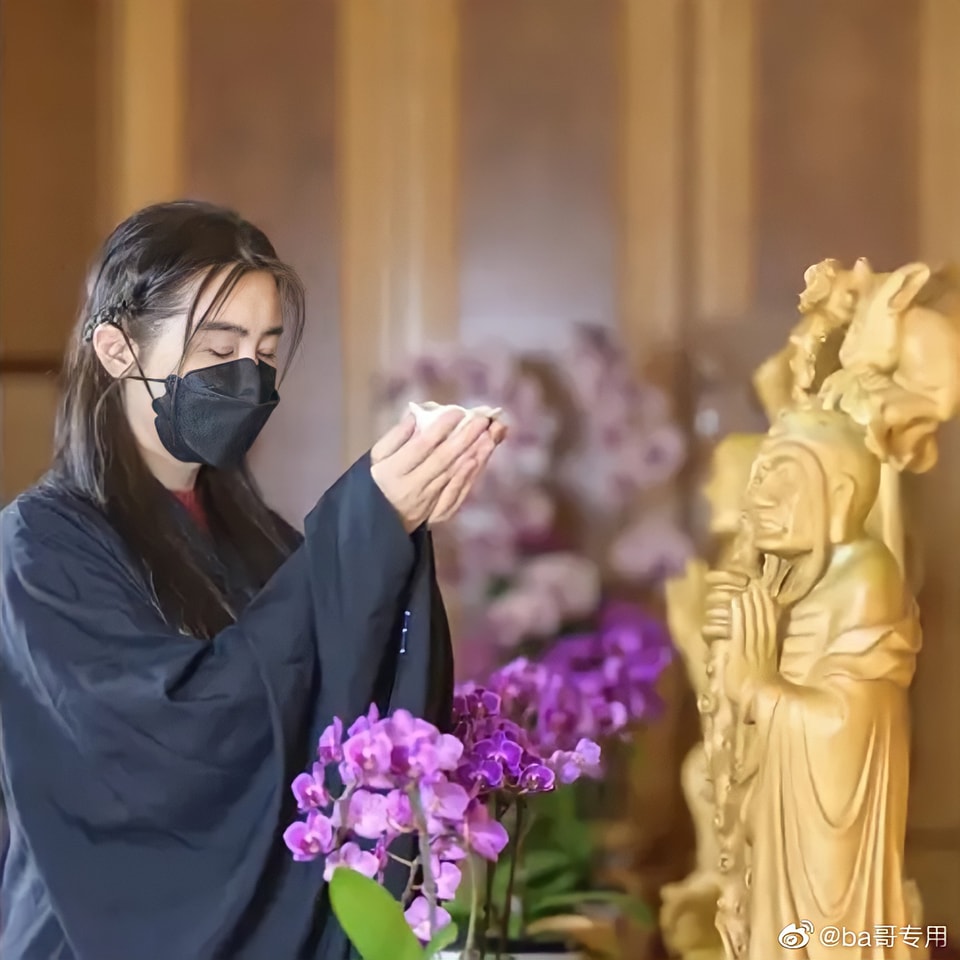 Vương Tổ Hiền đẹp thoát tục ở tuổi 55 trong loạt ảnh đi chùa, khẩu trang cũng khó lu mờ nhan sắc - Hình 5