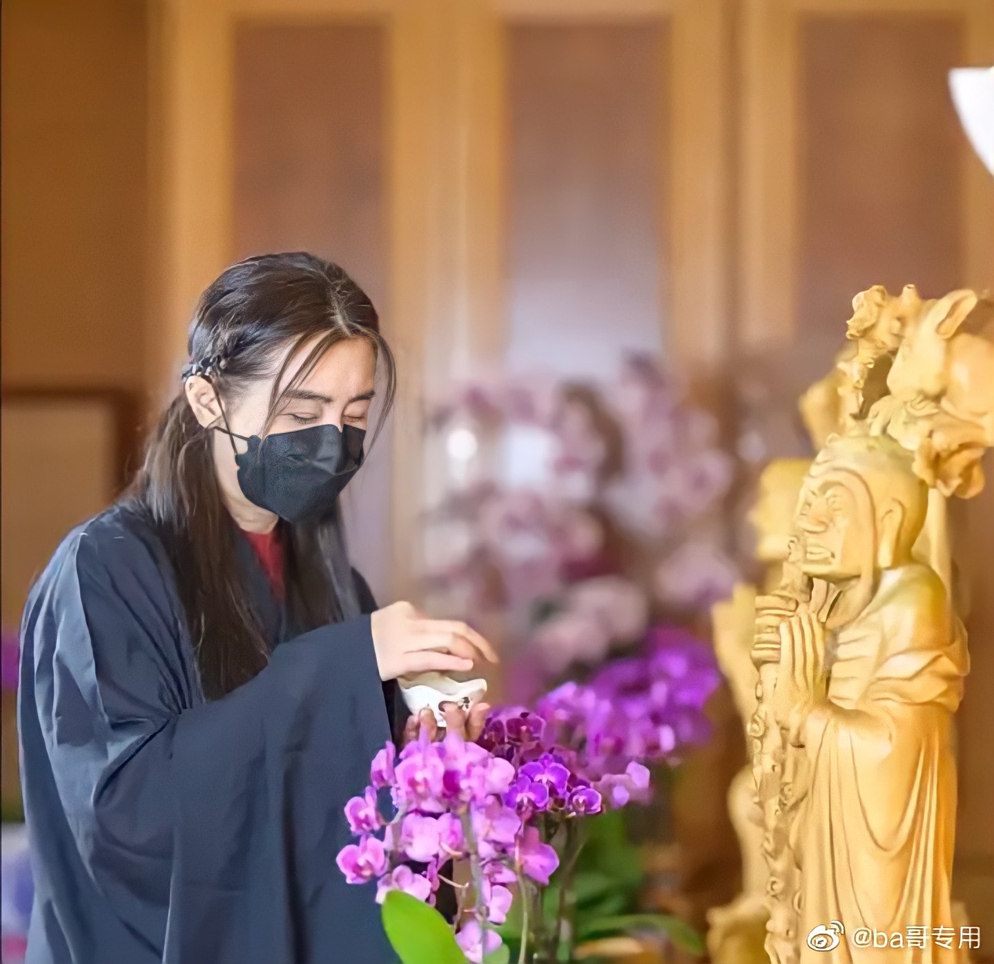 Vương Tổ Hiền đẹp thoát tục ở tuổi 55 trong loạt ảnh đi chùa, khẩu trang cũng khó lu mờ nhan sắc - Hình 4