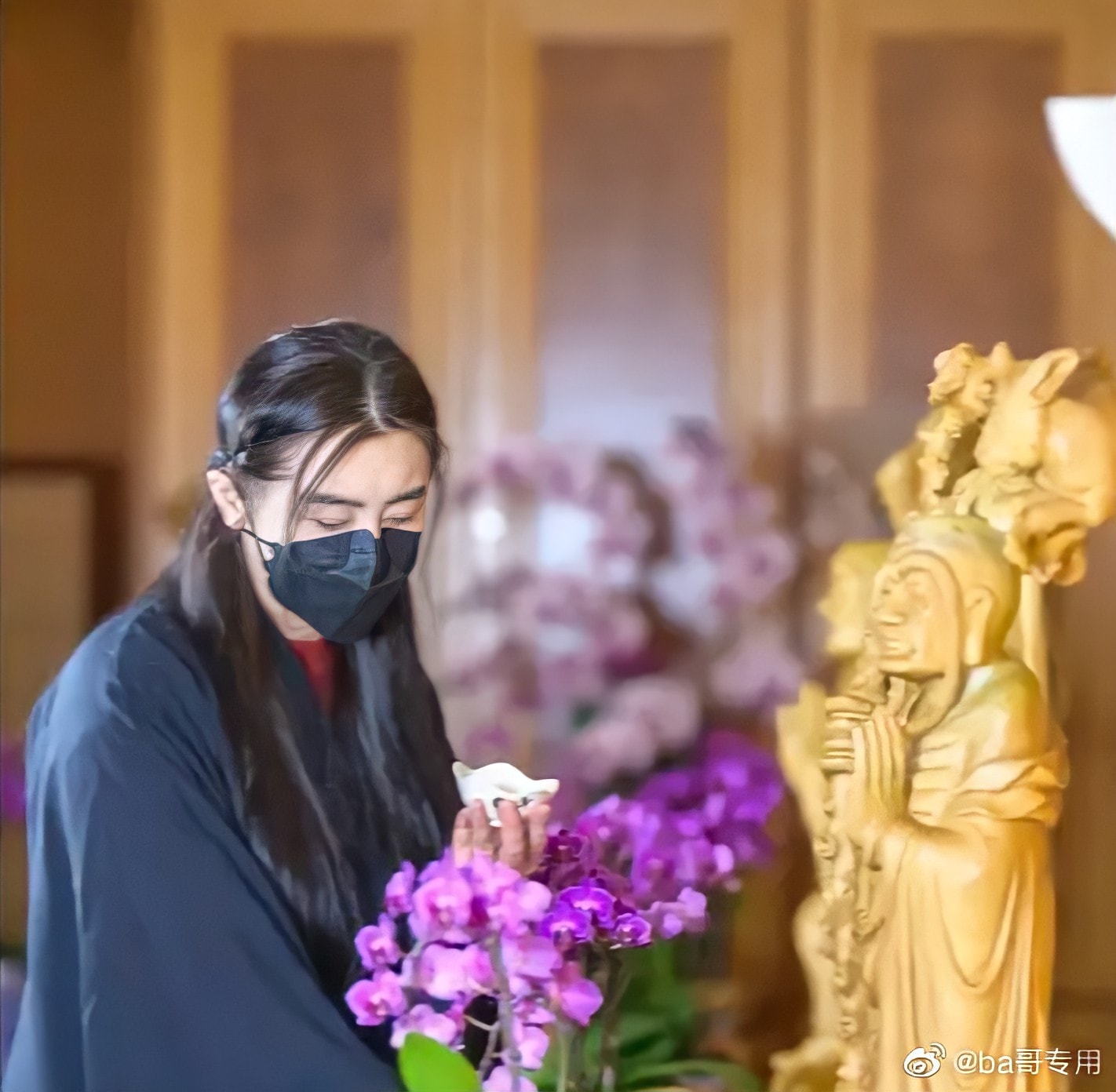 Vương Tổ Hiền đẹp thoát tục ở tuổi 55 trong loạt ảnh đi chùa, khẩu trang cũng khó lu mờ nhan sắc - Hình 3