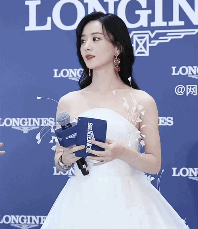 Triệu Lệ Dĩnh gặp sự cố tại sự kiện nhưng lại biến thành khoảnh khắc kinh diễm hiếm có - Hình 1
