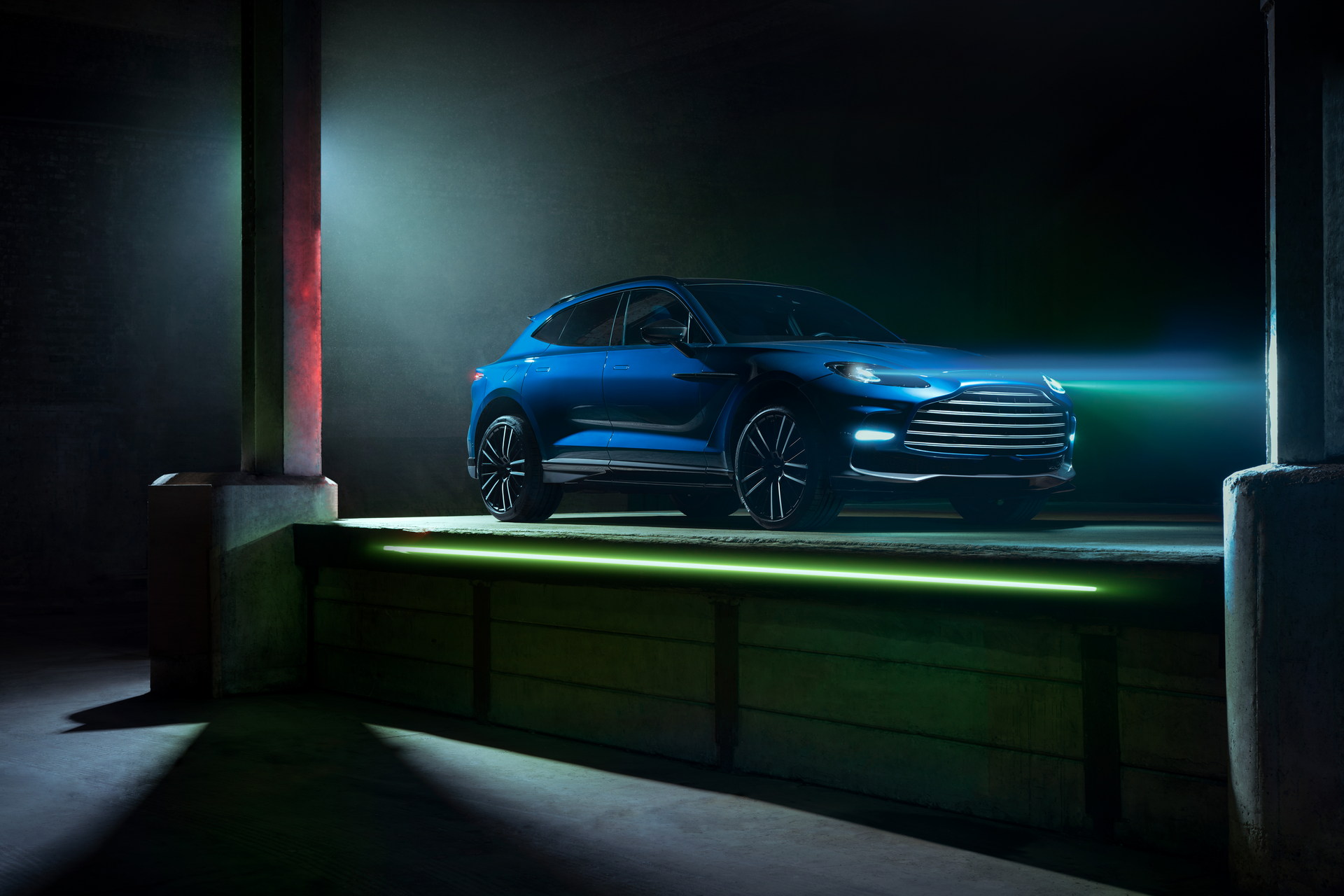 Aston Martin DBX707 - SUV hạng sang mạnh nhất thế giới đáng cân nhắc cho đại gia Việt - Hình 4
