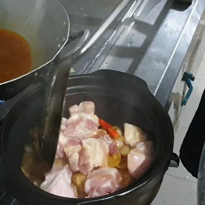 Cách làm cá diếc kho tộ ngon miệng đậm đà đơn giản tại nhà - Hình 11